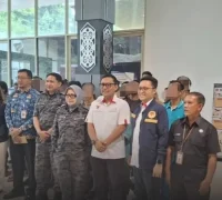 Petugas KJRI Kuching mendampingi pemulangan 51 PMI bermasalah dari Sarawak melalui PLBN Entikong di Kabupaten Sanggau.