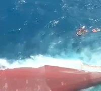 Tim SAR mencari korban kapal Virgo Transport 8 yang tenggelam di Laut Jawa. (Foto: Basarnas)
