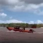 Tim SAR gabungan melakukan evakuasi korban kebakaran KMP Mutiara Sentosa 2 di perairan utara Pulau Sapudi, Kabupaten Sumenep.