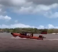 Tim SAR gabungan melakukan evakuasi korban kebakaran KMP Mutiara Sentosa 2 di perairan utara Pulau Sapudi, Kabupaten Sumenep.