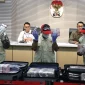 Petugas KPK menunjukkan barang bukti uang Rp5,19 miliar dalam koper hasil penggeledahan kasus korupsi Bea Cukai.