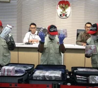 Petugas KPK menunjukkan barang bukti uang Rp5,19 miliar dalam koper hasil penggeledahan kasus korupsi Bea Cukai.