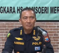Kabiddokkes Polda Jatim Kombes Pol M. Khusnan Marzuki Kabiddokkes Polda Jatim Kombes Pol M. Khusnan Marzuki memberikan keterangan pers terkait identifikasi korban Ponpes Al-Khoziny. (instagram.com/humaspoldajatim)