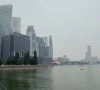 Kabut asap akibat kebakaran hutan dan lahan di Indonesia berdampak pada kualitas udara Singapura, sehingga pemerintah setempat menawarkan bantuan untuk mendukung penanganan karhutla. (Foto: x.com/JPEIR0)