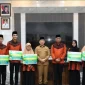 Gubernur Kalbar Ria Norsan menyerahkan tali asih kepada Kafilah MTQ Kalbar yang berprestasi di tingkat nasional.