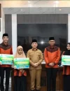 Gubernur Kalbar Ria Norsan menyerahkan tali asih kepada Kafilah MTQ Kalbar yang berprestasi di tingkat nasional.