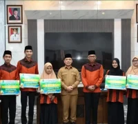 Gubernur Kalbar Ria Norsan menyerahkan tali asih kepada Kafilah MTQ Kalbar yang berprestasi di tingkat nasional.
