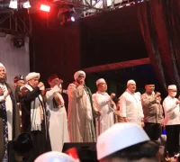 Gubernur Kalimantan Barat Ria Norsan bersama Habib Syech Assegaf dalam kegiatan Kalbar Bersholawat Merah Putih di Pontianak.