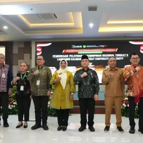 Gubernur Kalbar Ria Norsan saat membuka PKN Tingkat II dan meluncurkan Corporate University Kalbar di Aula Garuda Kantor Gubernur Kalbar.