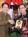 Gubernur Kalbar Ria Norsan menerima penghargaan Indeks Demokrasi Indonesia 2025 di Semarang, (21/5/2026).