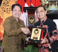 Gubernur Kalbar Ria Norsan menerima penghargaan Indeks Demokrasi Indonesia 2025 di Semarang, (21/5/2026).