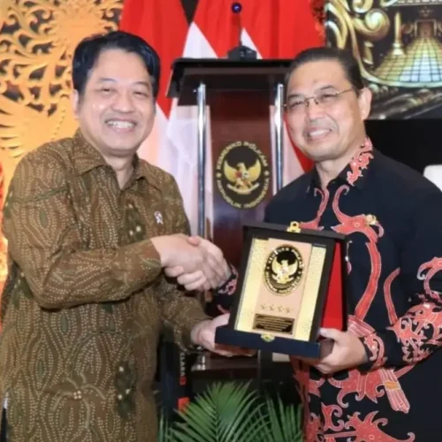 Gubernur Kalbar Ria Norsan menerima penghargaan Indeks Demokrasi Indonesia 2025 di Semarang, (21/5/2026).