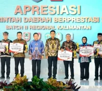 Wakil Gubernur Kalbar Krisantus Kurniawan menerima penghargaan Pemerintah Daerah Berprestasi 2026.