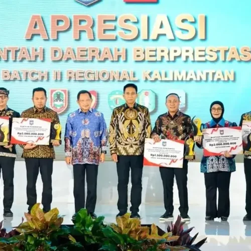 Wakil Gubernur Kalbar Krisantus Kurniawan menerima penghargaan Pemerintah Daerah Berprestasi 2026.