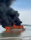 Foto kapal penumpang rute Menumbok–Labuan yang terbakar, dengan asap tebal di perairan dekat Pulau Batu Labuan. (Facebook/@Gabriel Kimjuan)