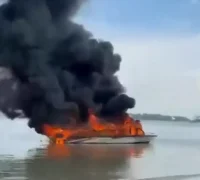Foto kapal penumpang rute Menumbok–Labuan yang terbakar, dengan asap tebal di perairan dekat Pulau Batu Labuan. (Facebook/@Gabriel Kimjuan)
