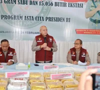 Kapolda Kalsel Irjen Pol Rosyanto Yudha Hermawan menunjukkan barang bukti 30 kg sabu dan ribuan pil ekstasi.