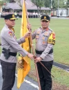 Kapolda Kalbar menyerahkan penghargaan kepada Kapolres Bengkayang pada upacara Hari Kesadaran Nasional.