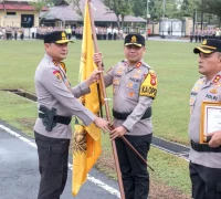Kapolda Kalbar menyerahkan penghargaan kepada Kapolres Bengkayang pada upacara Hari Kesadaran Nasional.