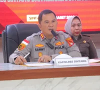 Kapolres Sintang AKBP Sanny Handityo menyampaikan keterangan pers terkait penangkapan dua tahanan kabur dari Kejaksaan Negeri Pontianak.