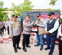 Kapolri Listyo Sigit meninjau pengungsian dan memastikan percepatan penyaluran bantuan bagi korban banjir Aceh Tengah. (Dok. Humas Polri)