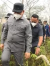 Gubernur Kalbar Ria Norsan meninjau penanganan karhutla di Desa Limbung, Kubu Raya.
