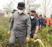 Gubernur Kalbar Ria Norsan meninjau penanganan karhutla di Desa Limbung, Kubu Raya.