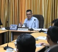 Bupati Kayong Utara Romi Wijaya memimpin rapat membahas 127 titik api dan penanganan Karhutla di Sukadana. (Foto: Prokopim KKU)