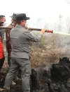 Gubernur Kalbar Ria Norsan meninjau penanganan karhutla dan menyerahkan bantuan logistik kepada petugas di Desa Limbung, Kubu Raya.