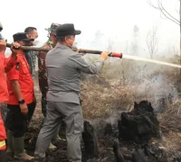 Gubernur Kalbar Ria Norsan meninjau penanganan karhutla dan menyerahkan bantuan logistik kepada petugas di Desa Limbung, Kubu Raya.