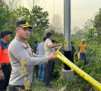 Garis polisi dipasang di lokasi kebakaran lahan Punggur Kecil oleh Polres Kubu Raya untuk penyelidikan.