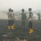 Tim gabungan TNI, Polri, dan masyarakat melakukan pendinginan lahan gambut terdampak karhutla di Teluk Batang, Kayong Utara. (Foto: Res-KKU)