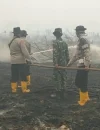 Tim gabungan TNI, Polri, dan masyarakat melakukan pendinginan lahan gambut terdampak karhutla di Teluk Batang, Kayong Utara. (Foto: Res-KKU)