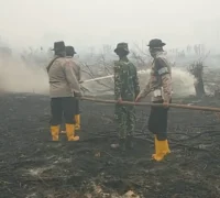 Tim gabungan TNI, Polri, dan masyarakat melakukan pendinginan lahan gambut terdampak karhutla di Teluk Batang, Kayong Utara. (Foto: Res-KKU)