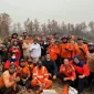Gubernur Kalbar Ria Norsan makan bersama relawan saat meninjau penanganan karhutla di Pelang, Ketapang.