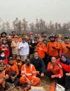 Gubernur Kalbar Ria Norsan makan bersama relawan saat meninjau penanganan karhutla di Pelang, Ketapang.