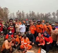 Gubernur Kalbar Ria Norsan makan bersama relawan saat meninjau penanganan karhutla di Pelang, Ketapang.