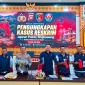 Kasat Reskrim Polres Singkawang saat konferensi pers pengungkapan 10 kasus kriminal dengan 14 tersangka yang diamankan sepanjang Juli 2026.