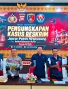 Kasat Reskrim Polres Singkawang saat konferensi pers pengungkapan 10 kasus kriminal dengan 14 tersangka yang diamankan sepanjang Juli 2026.