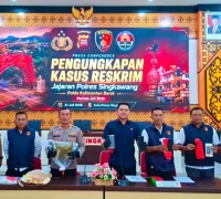 Kasat Reskrim Polres Singkawang saat konferensi pers pengungkapan 10 kasus kriminal dengan 14 tersangka yang diamankan sepanjang Juli 2026.