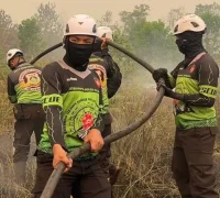 Petugas memadamkan kebakaran hutan dan lahan (karhutla) di Kalimantan Barat. (Foto: Hms-Polda Kalbar)