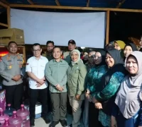 Gubernur Ria Norsan dan Erlina Ria Norsan meninjau dapur umum gotong royong warga untuk membantu penanganan karhutla di Kayong Utara.