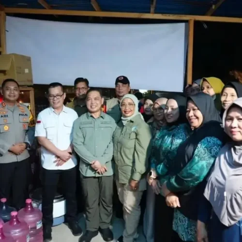 Gubernur Ria Norsan dan Erlina Ria Norsan meninjau dapur umum gotong royong warga untuk membantu penanganan karhutla di Kayong Utara.