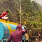 Petugas dan warga memadamkan kebakaran di Bukit Matok Melawi