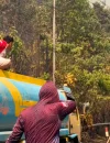 Petugas dan warga memadamkan kebakaran di Bukit Matok Melawi