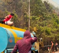 Petugas dan warga memadamkan kebakaran di Bukit Matok Melawi