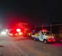 Petugas pemadam kebakaran berusaha memadamkan kobaran api di gudang PT Putra Borneo Barat.