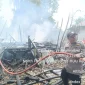 Petugas memadamkan kebakaran rumah kayu milik anggota TNI di Kapuas Hulu. (Res-Kapuas Hulu)