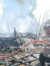 Petugas memadamkan kebakaran rumah kayu milik anggota TNI di Kapuas Hulu. (Res-Kapuas Hulu)