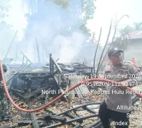Petugas memadamkan kebakaran rumah kayu milik anggota TNI di Kapuas Hulu. (Res-Kapuas Hulu)